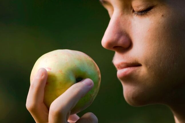 Oler manzanas, plátanos o mentas