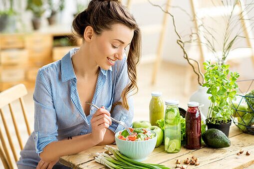 La niña come ensalada